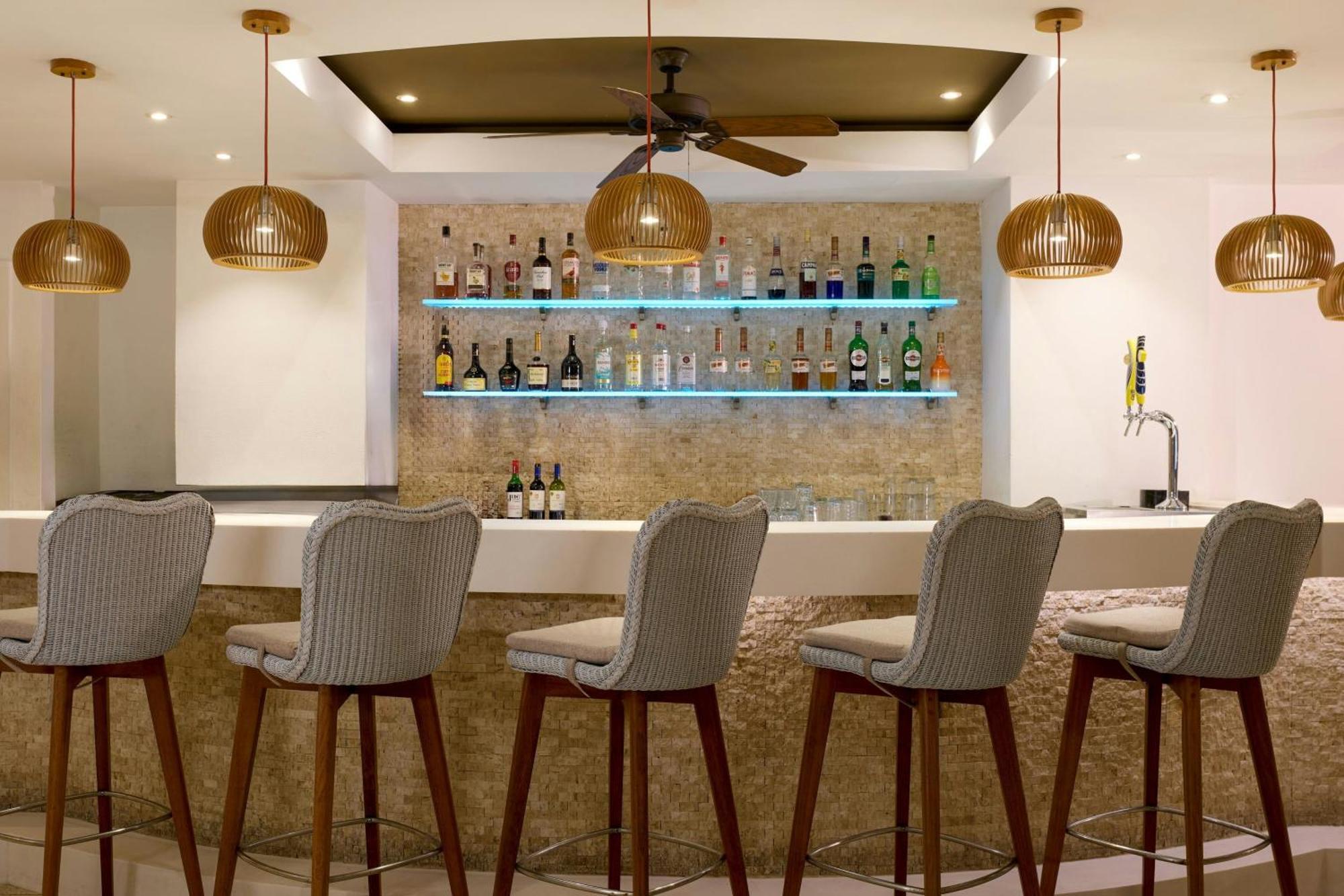 Waves Resort & Spa, Barbados, An Autograph Collection All-Inclusive Resort Saint James Extérieur photo